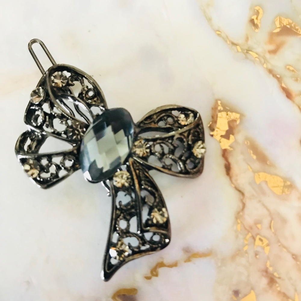 Black metal bow hair clip